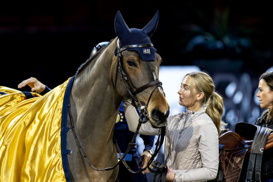 Peder Fredricsons häst All In avtackas inför publiken i Scandinavium, här med hästskötaren Alva Svensson.