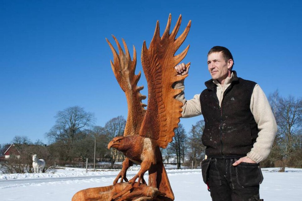 En av Caspar Teglbjaergs första skulpturer resulterade i en örn som landar framför sitt byte. "Det här är en bild som jag har burit med mig under flera år. När jag var i norra Norge såg jag just det här, en örn som dök ner för att fånga en hare". Nu står den stora träskulpturen hemma på tomten i Björketorp.