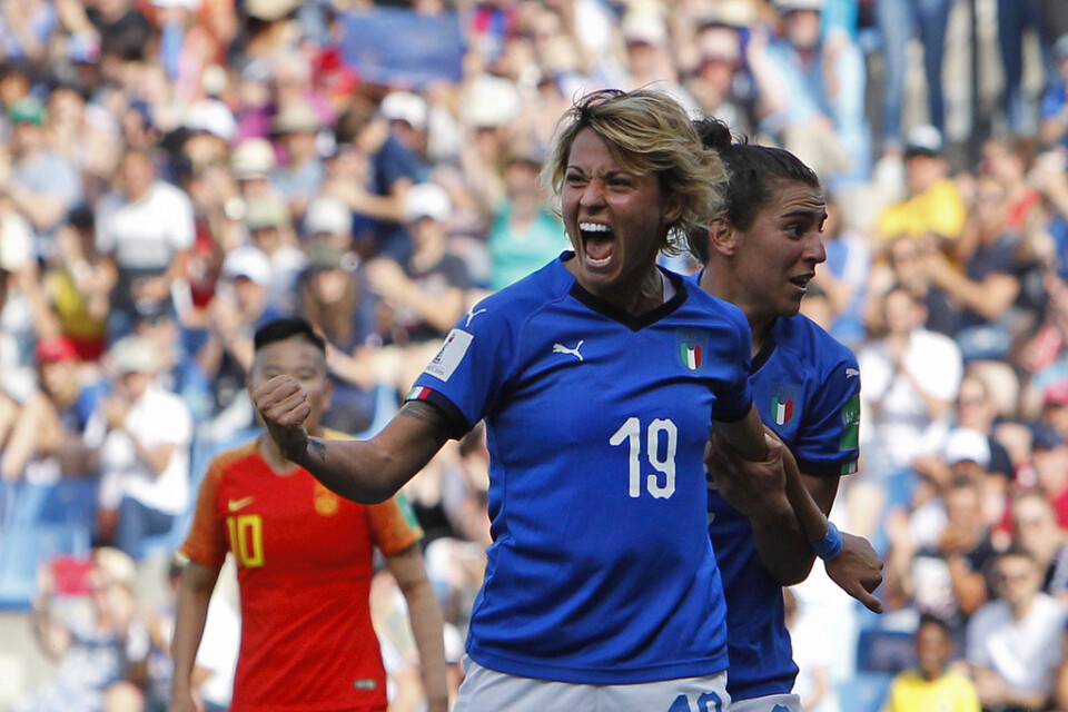 Italiens Valentina Giacinti jublar efter sitt 1–0-mål mot Kina.