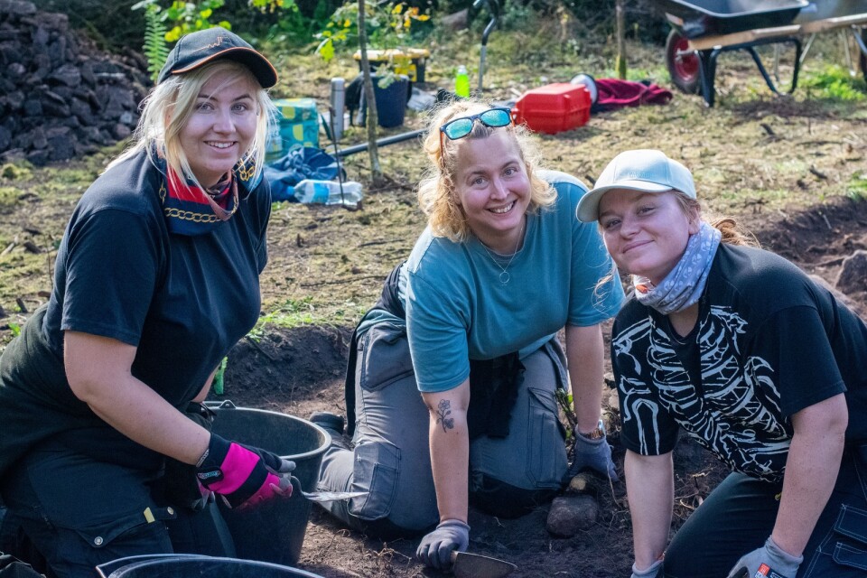 Arkeologerna, osteologerna och tillika studenterna Caroline Sjöberg Wenehed, Sussie Fogelström och Amanda Viktorsson.
