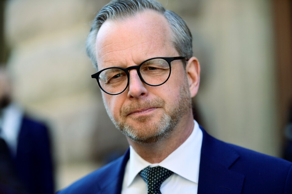 Finansminister Mikael Damberg (S) försöker pressa oppositionen att släppa igenom regeringens, V och MP:s förslag om mer pengar till pensionärer.