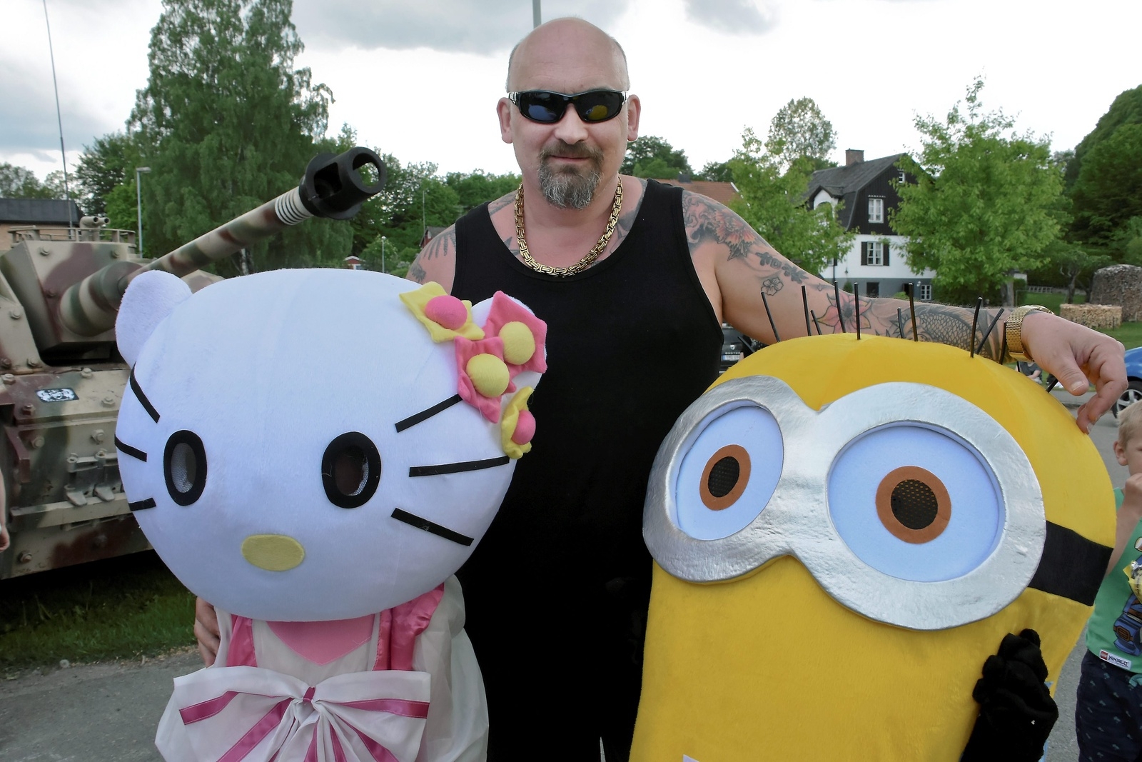 Jimmy von Sterner med Hello Kitty och en Minionfiguren Bob. 	Foto: Helén Fingalsson