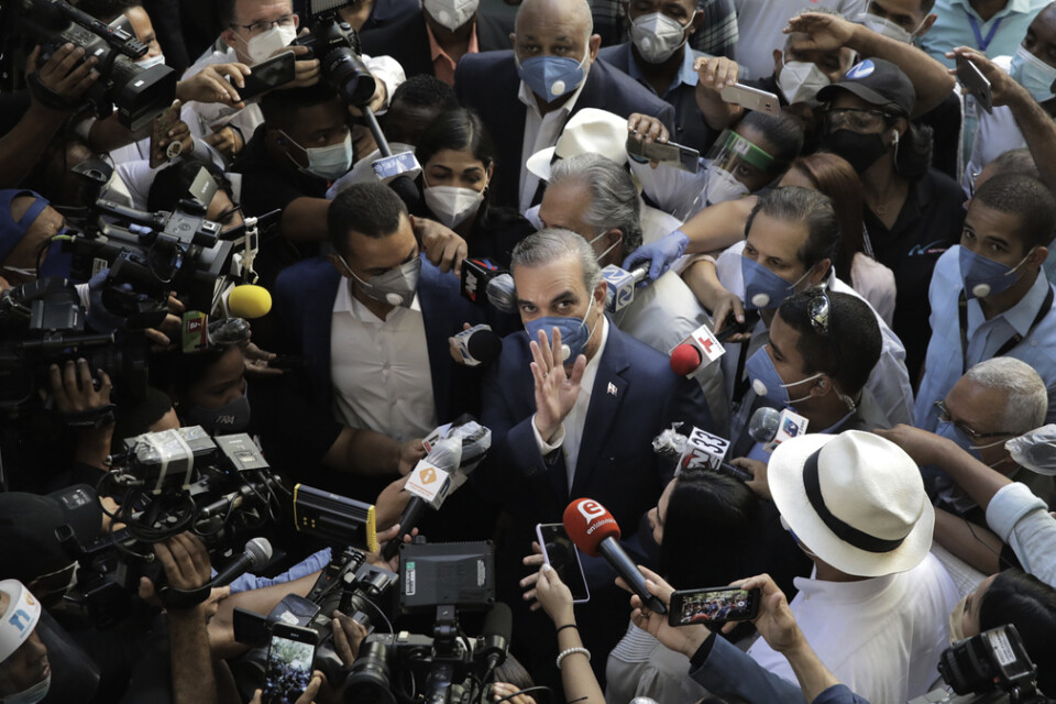 Dominikanska republikens blivande president Luis Abinader vinkar till kameran.