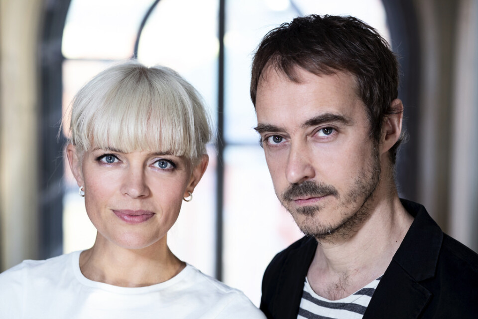 Josefin Bornebusch och Jonas Karlsson skriver, regisserar och spelar äkta makar i den kommande Viaplay-serien "Harmonica". Pressbild.