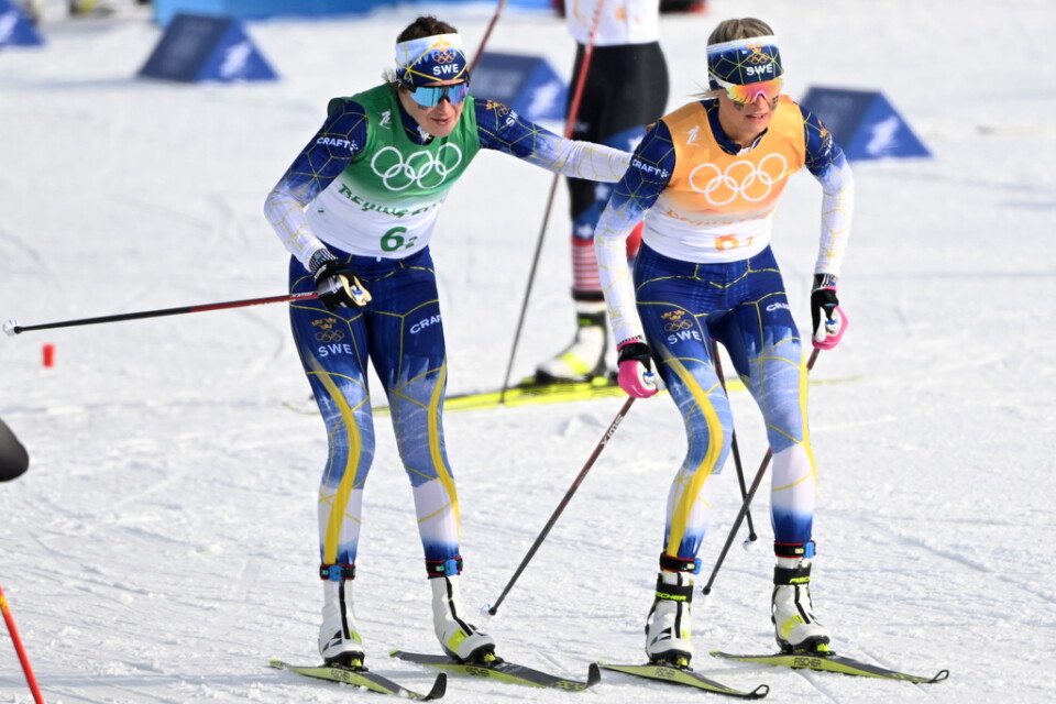 Skidstjärnorna Ebba Andersson och Frida Karlsson i OS-stafetten i fjol.