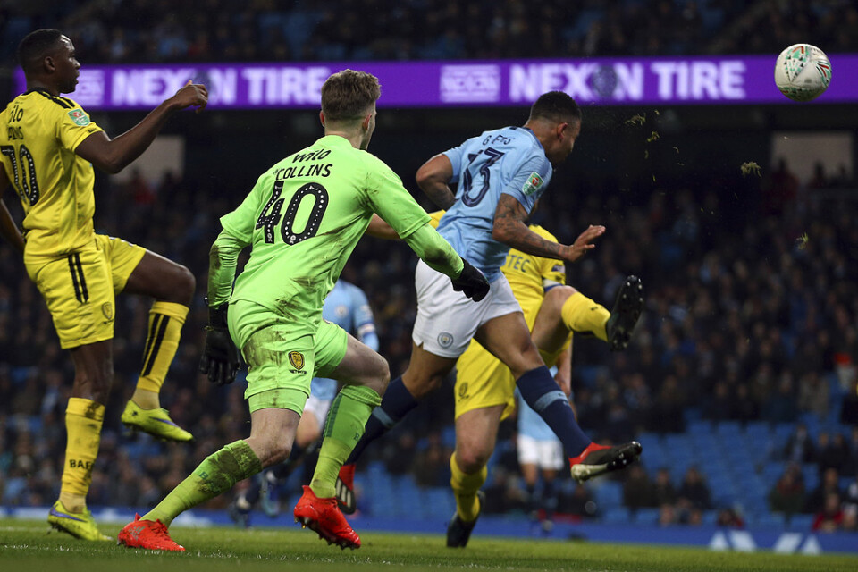 Manchester Citys anfallare Gabriel Jesus gör ett av sina fyra mål mot Burton.