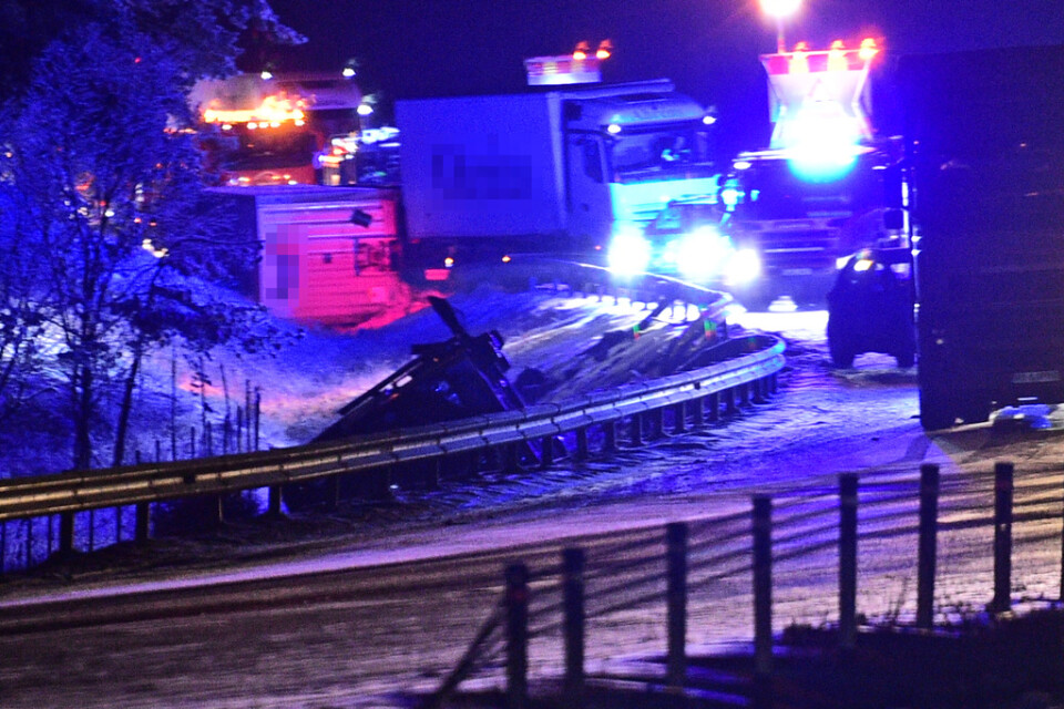 En lastbild ligger i diket på E4 mellan Nyköping och Tystberga. Flera stora olyckor inträffade på sträcken under torsdagskvällen.