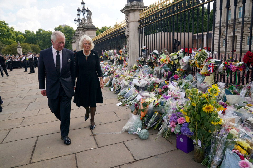 Kung Charles III och hans hustru Camilla utanför Buckingham Palace på fredagseftermiddagen.