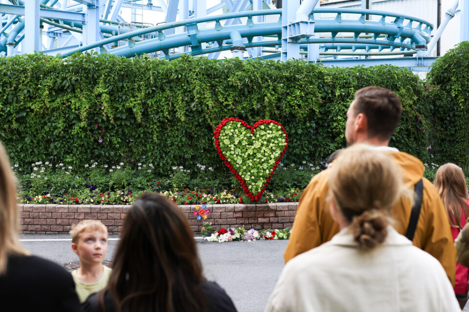 Vid den olycksdrabbade bergochdalbanan Jetline finns en minnesplats med rosor i form av ett hjärta.