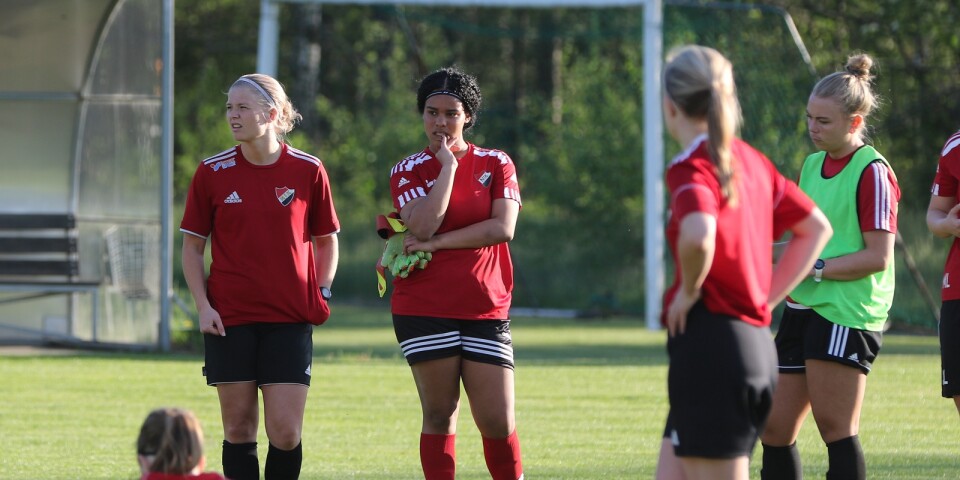 Målvakten Esther Théen (med målvaktshandskarna i vänsterhanden) gjorde ett inhopp som utespelare när Nittorp föll i Jönköping.