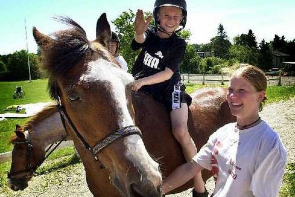 Elvis Vendel har ingen egen häst. Här rider han på Jessika Thims häst Sune.