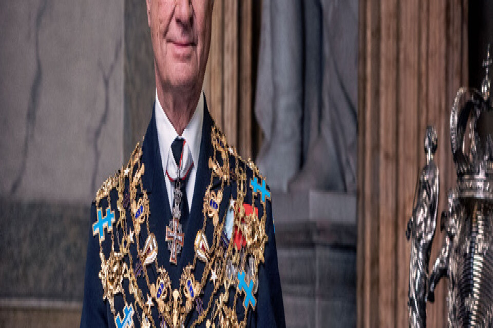 Kung Carl Gustaf i amiralsuniform på sitt jubileumsporträtt, som avtäcktes den 1 januari.