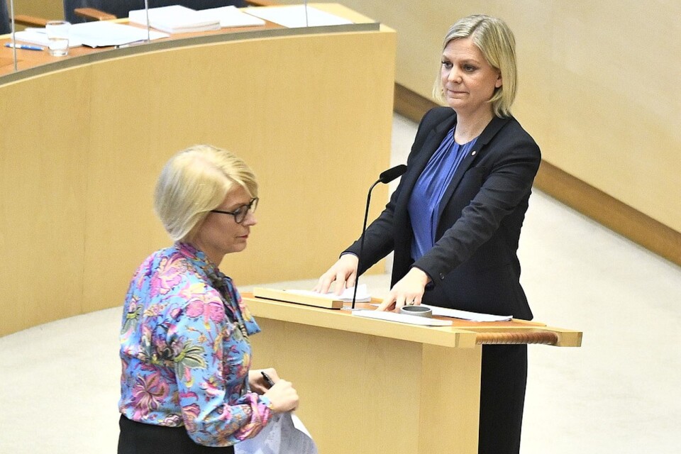 Finansminister Magdalena Andersson (S) till höger  och moderaternas ekonomiske talesperson Elisabeth Svantesson (M) under budgetdebatten i riksdagen. Foto: Claudio Bresciani/TT