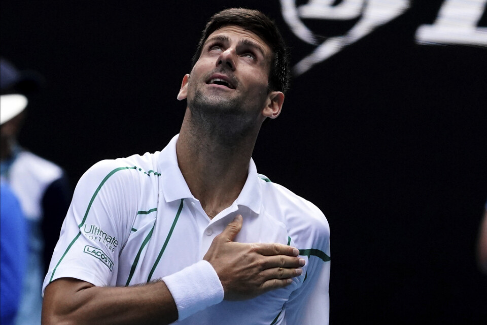 Novak Djokovic firar efter segern mot Diego Schwartzman i Australian Open.