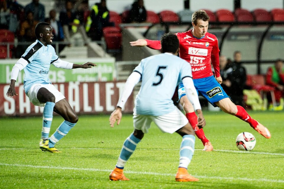 Björn Berglund avgjorde seriefinalen med sitt 2–1-mål. Här nätar han i en cupmatch mot Växjö United. Foto: Lena Gunnarsson, Smålandsposten