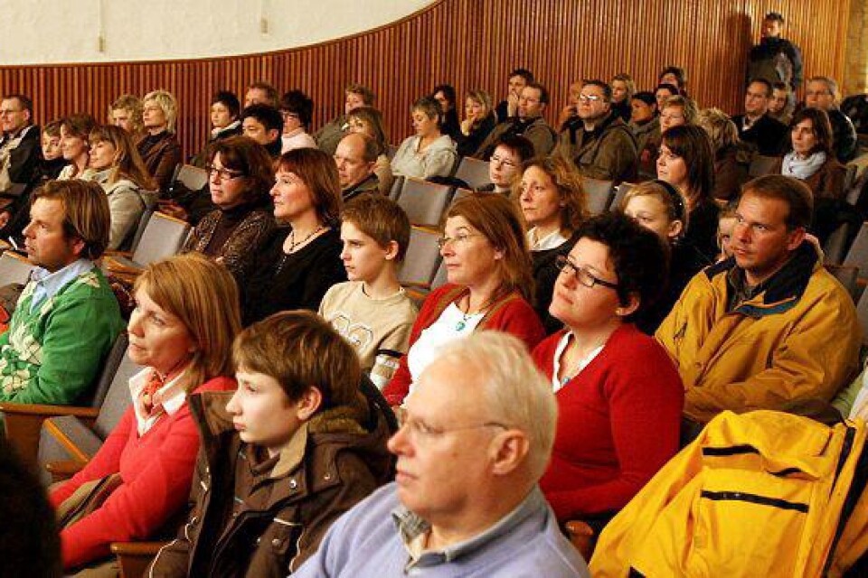 Intresserade elever och deras föräldrar fyllde samlingssalen i Trelleborgs församlingshem där representanter för Kunskapsskolan i går kväll höll sitt fjärde informationsmöte. @08 Bildbyline:Bild: Claes Nyberg
