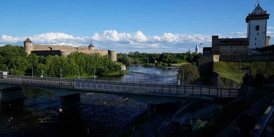 Den här bron utgör en gränsövergång mellan Estland och Ryssland. Till höger i bild ser man estniska Narva och till vänster ryska Ivangorod. Arkivbild.