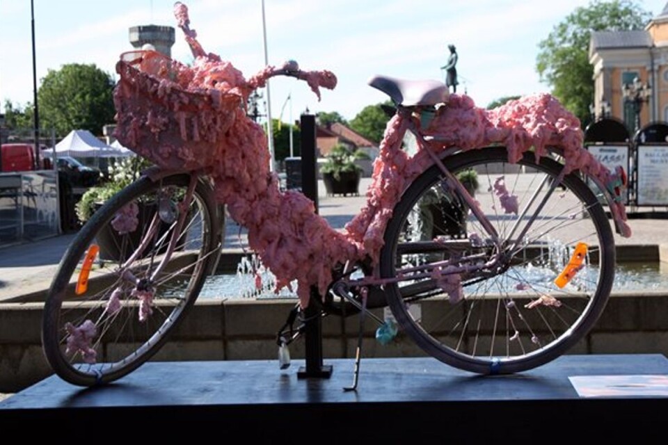 Karlskronakonstnären Tintin Lindkvist Nielsen ligger bakom den rosafluffiga cykeln som nu visas på Klaipedaplasen i Karlskrona.