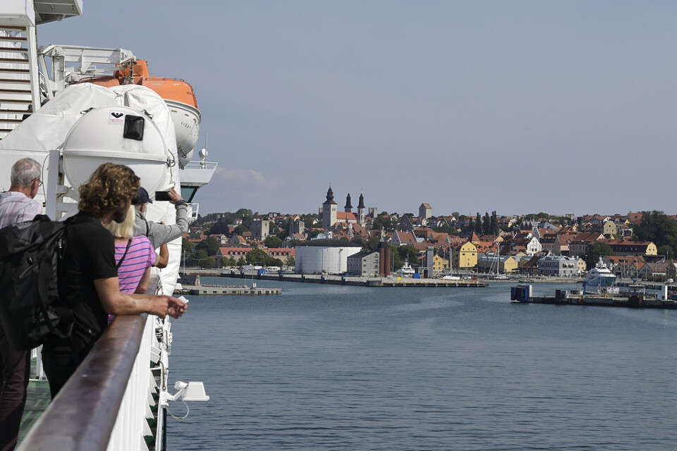 Passagerare på en Gotlandsfärja ser Visby hamn närma sig.