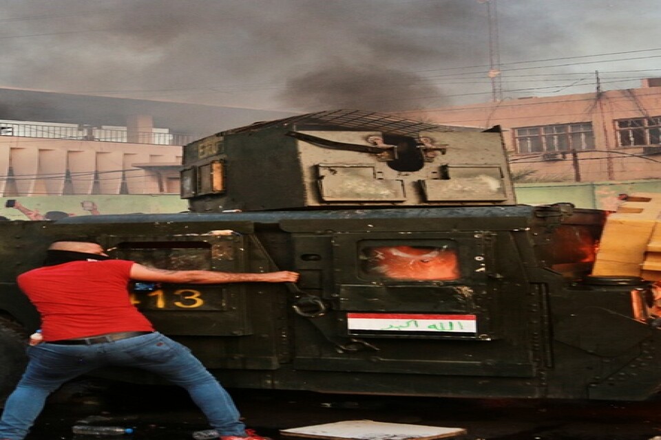 Demonstrationerna har varit våldsamma. I Bagdad har militärfordon satts i brand.