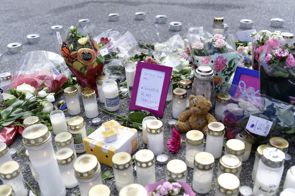 Blommor och ljus på platsen där en tolvårig flicka sköts ihjäl vid en bensinmack i Hallunda i Botkyrka, söder om Stockholm natten mot söndagen.