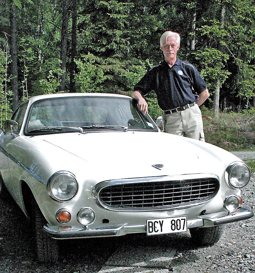 Ulf Selstam, redaktör för Svenska Volvo P1800-klubbens medlemstidning, poserar vid sin P1800.Foto: Privat