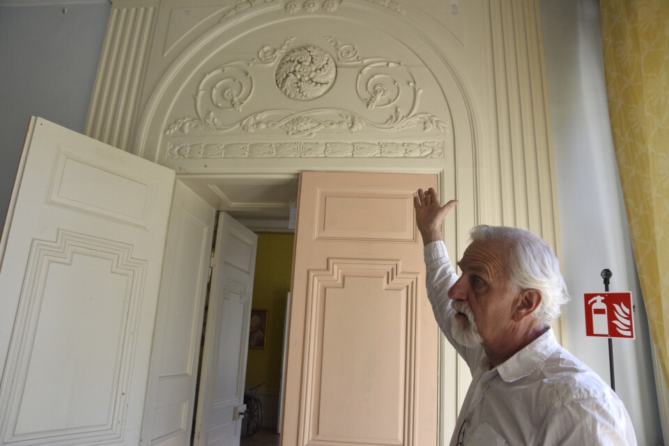 Bengt Lindholm visar herrgårdens stora sal som ska renoveras på ett läger senare i sommar. ” Ornamentering ovanför dörren var förgyllt en gång, numera övermålad och ska på sikt återskapas”, berättar han.