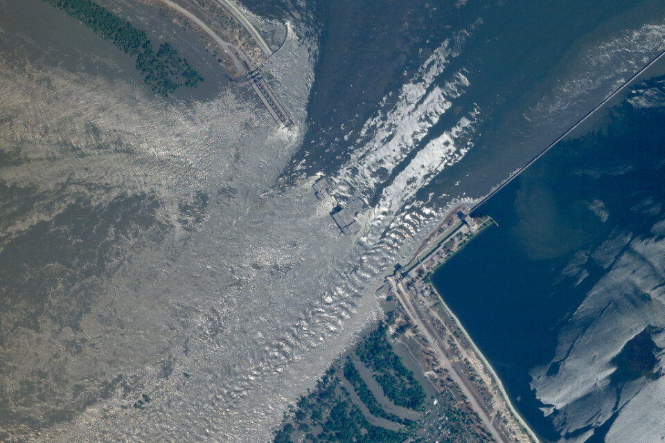 Satellitbild över kraftverksdammen Kachovka, där vattnet forsar fram.