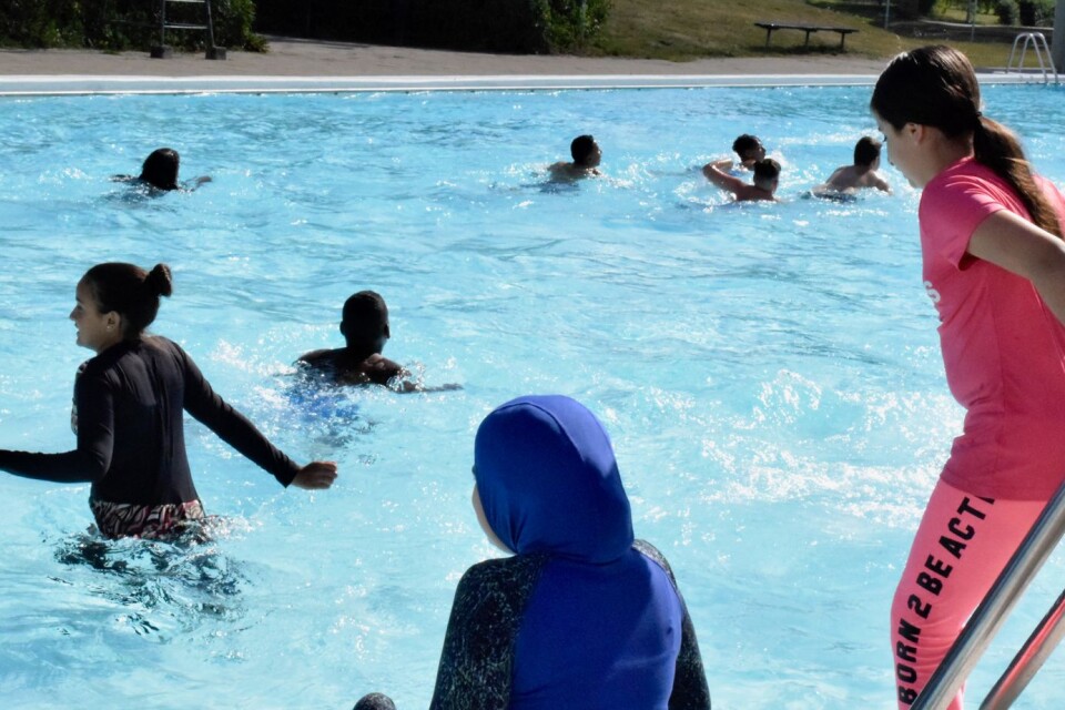 Gamlegårdsbadet is open for two weeks, just for the school. Pupils of all ages can test their swimming abilities.