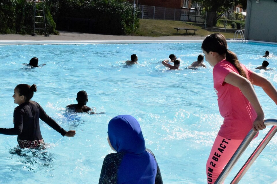 Under två veckor är Gamlegårdsbadet öppet, bara för skolan. Både äldre och yngre elever får testa sin simkunnighet.