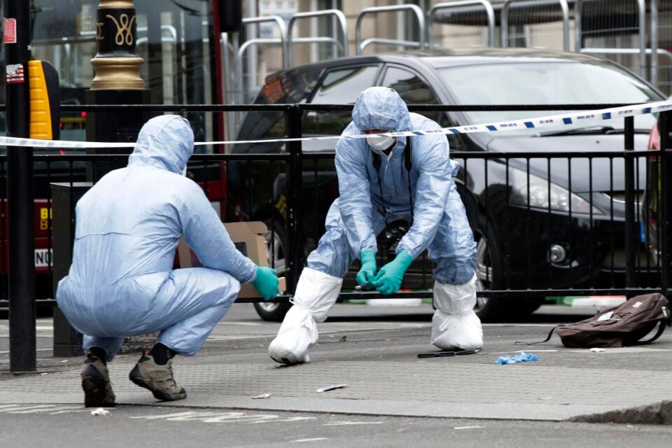 Polisens tekniker undersöker platsen för gripandet i London.
