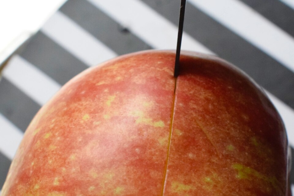 Skär en skåra i äpplenas ”midja” med en vass kniv. Annars kan äpplet explodera.