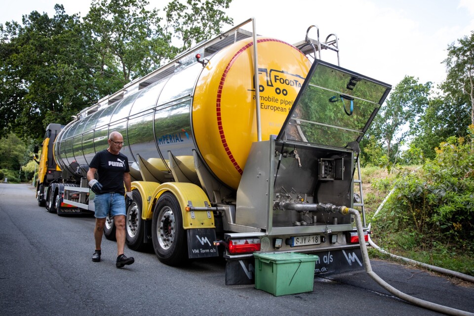 Kristian Sjöberg kör en av tankbilarna med vatten till Kivik.