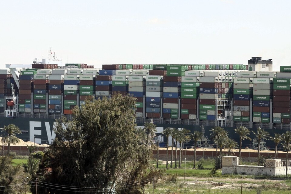 Fartyget satte sig på sniskan i Suezkanalen i mars i år. Arkivbild.