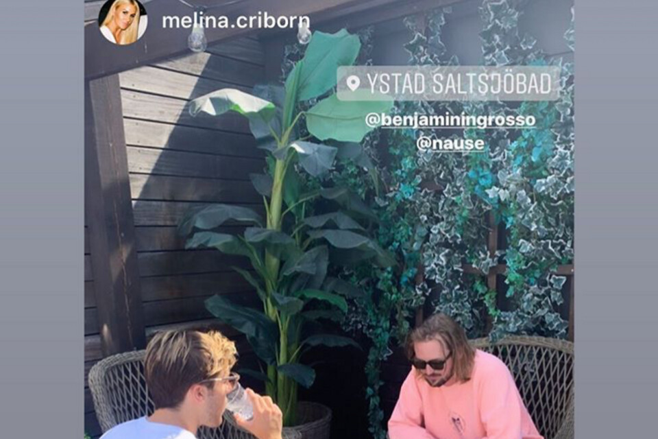 En bild tagen från Melina Criborns Instagram-story på Benjamin Ingrosso och vännen Jacob Criborn, när de äter mackor från Söderberg och Sara på Ystads Saltsjöbad.