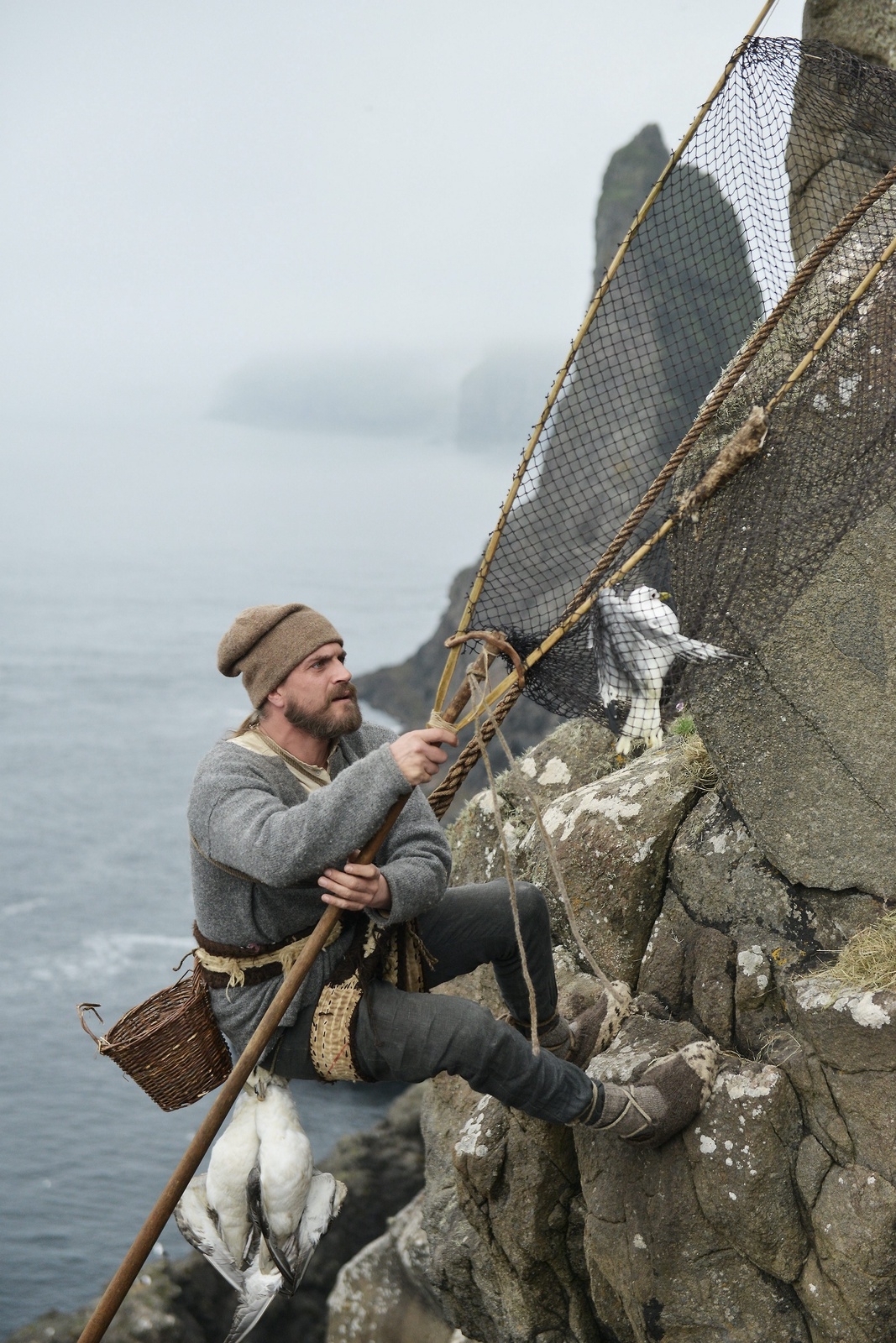 Richard Hoberts nya film Fågelfångarens son är inspelad på Färöarna. Pressbild