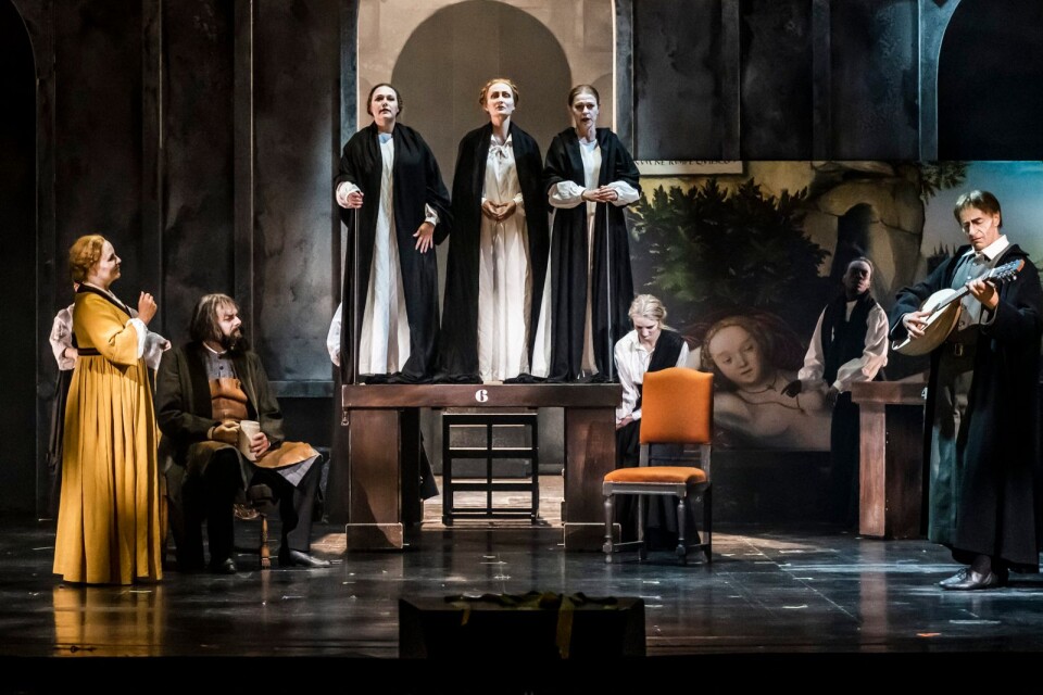 En scen ur nya operan ”Schlagt sie tot!” med bland andra Barbara Cranach (Inger Dam Jensen) längst till vänster och Martin Luther Dietrich Henschel) med lutan till höger.