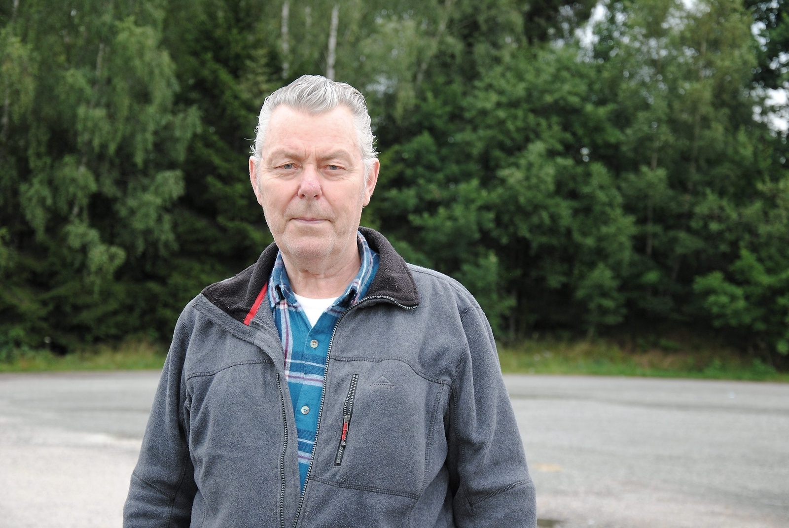 Lars-Åke Troedsson i Verum har kontaktat Trafikverket många gånger, men det har bara lett till att två kilometer väg har förbättrats.