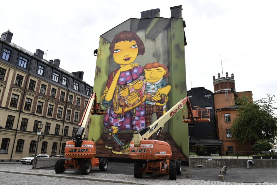 Otávio och Gustavo Pandolfos muralverk på Södermalm i Stockholm. Arkivbild.