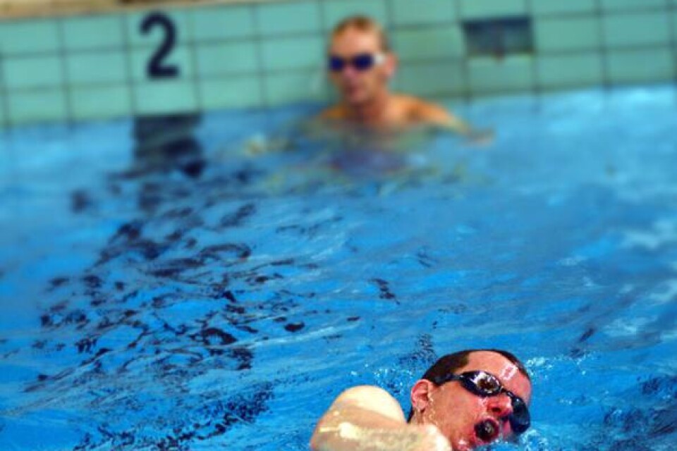 FÖRKUNSKAPER. De enda förkunskaper som krävs för att lära sig crawla hos Anders är att man kan simma 100 meter på djupt vatten.