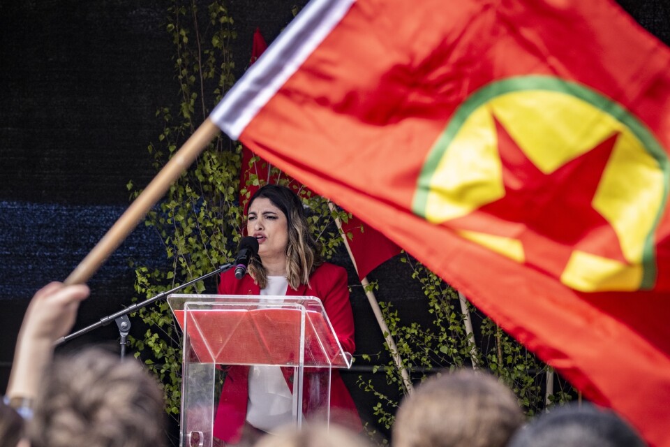 PKK-flaggor. Vänsterpartiet behöver sopa rent framför sin förstamajpulpet.