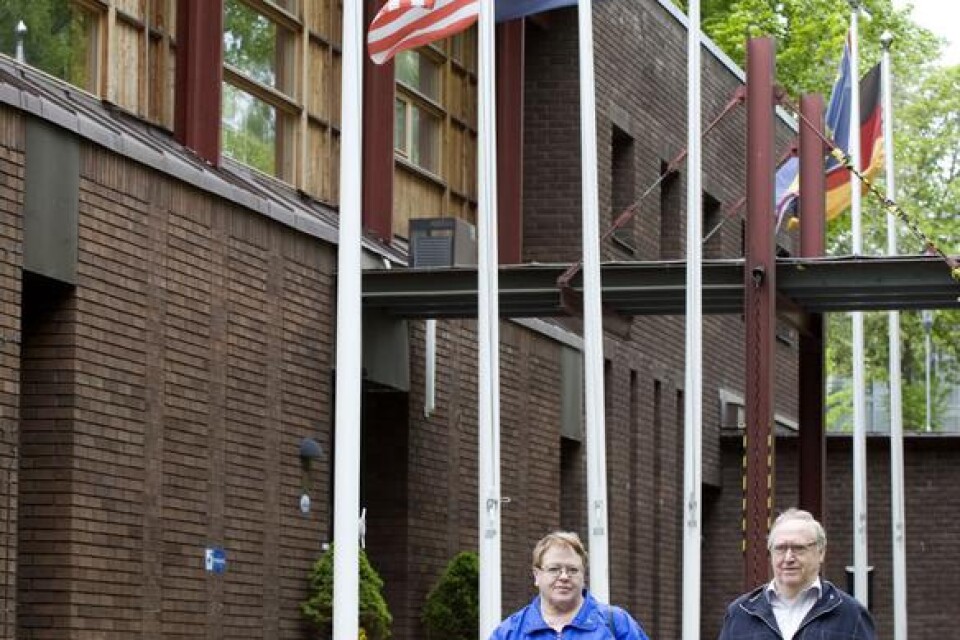 Flaggorna vajar utanför Utvandrarnas hus, men forskaravdelningen som Bror och Birgit Andersson Tjäder rest 90 mil för att besöka är stängd. ?Som ett slag i magen?, tycker de.