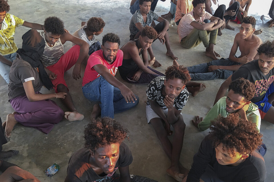 Migranter som räddats tas om hand sedan de förts i land i Libyen. Uppåt 150 migranter kan ha drunknat i torsdagens tragedi.