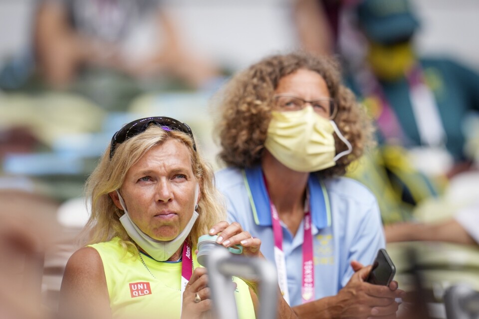 Stavhopparen Armand Duplantis mamma Helena Duplantis (tv) och förbundskapten Karin Torneklint på OS-läktaren.