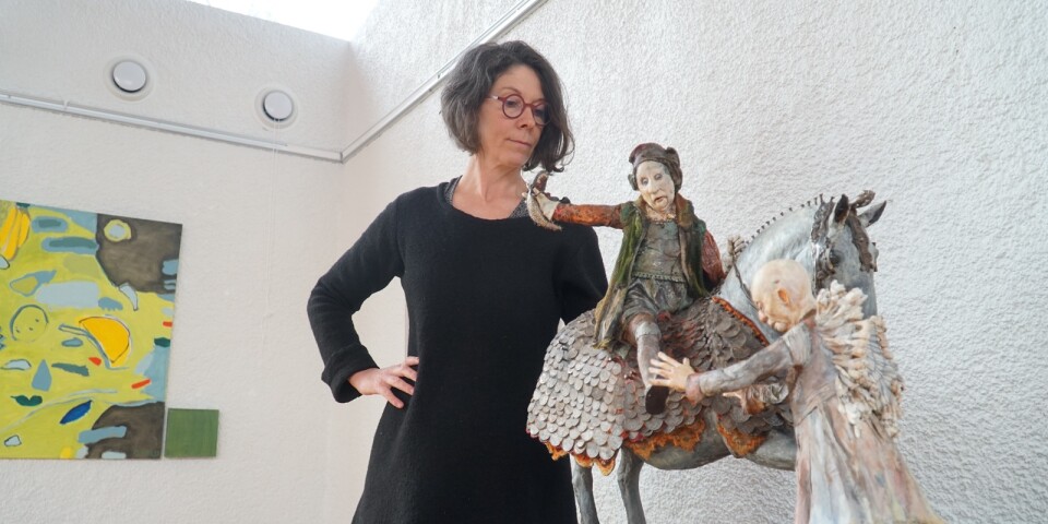 Marta Runestam är en av konstnärerna som ställer ut i Kinnaborgssalen. Idén till skulpturen ”Draktämjaren” kom när hon fick en påse mynt, som hon använde för att konstruera en riddarrustning.