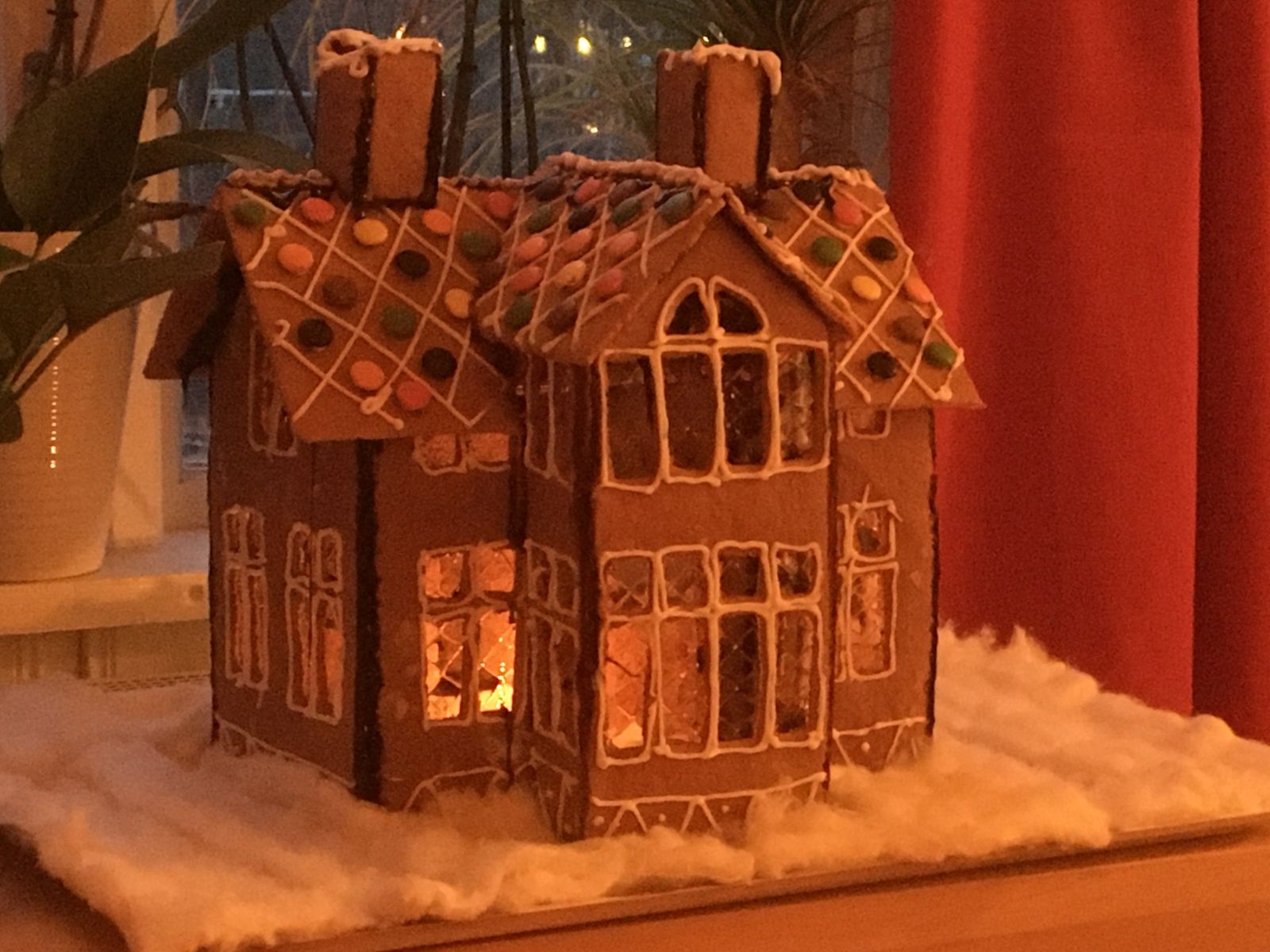 ”Nu tuffar vi emot jul och glädjen att få vara tillsammans”, skriver Ann-Louise från Färjestaden som byggt både ett pepparkakshus och ett pepparkakståg.
