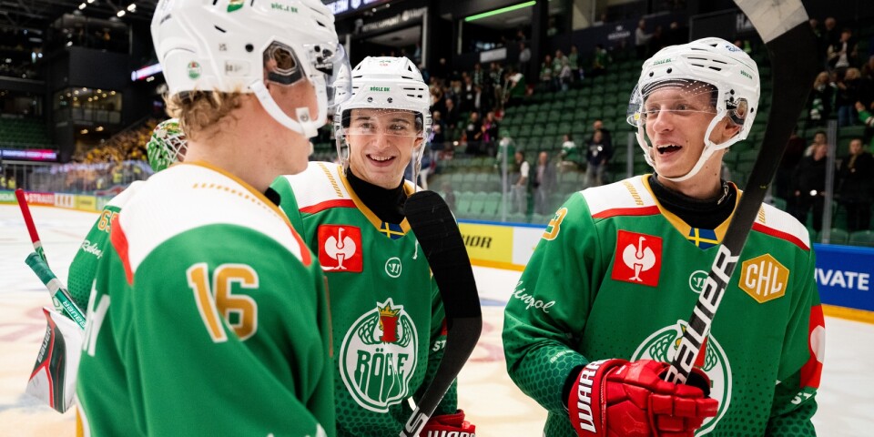 Oliver Tärnström (till höger) får dra på sig en annan grön tröja då han är utlånad till Tingsryd den kommande veckan.