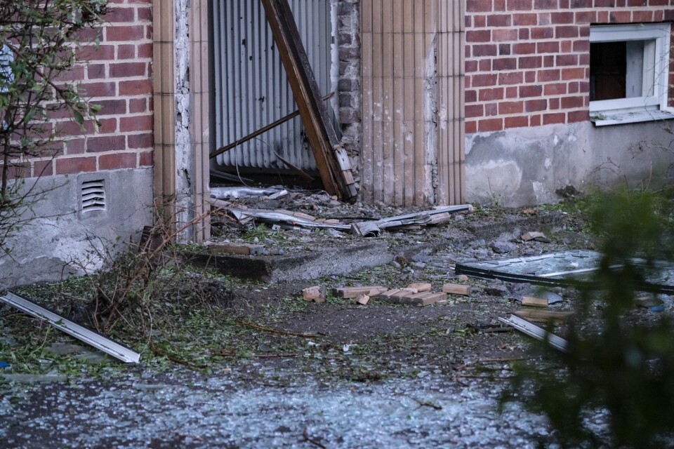 En entré till ett flerfamiljshus i Helsingborg fick stora skador efter en explosion tidigt på tisdagsmorgonen.