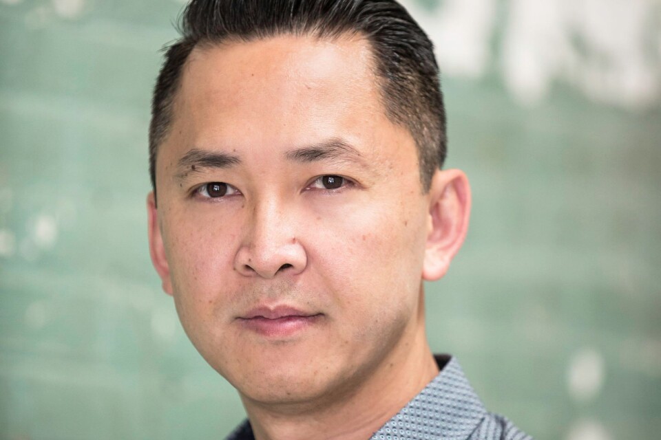Viet Thanh Nguyen föddes 1971 i Vietnam men växte upp i USA, dit han som fyraåring flydde tillsammans med sina föräldrar. Han är professor i Ethnic studies i Kalifornien och nyutsedd hedersdoktor vid Uppsala universitet. Hans debutroman ”Sympatisören” ger ett vietnamesiskt perspektiv på Vietnamkriget.