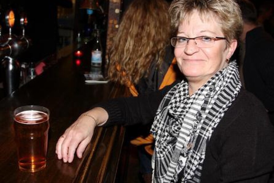 Ann-Helene Olsson från Ystad, tog en öl i baren. Bild: Gustav Wennerholm